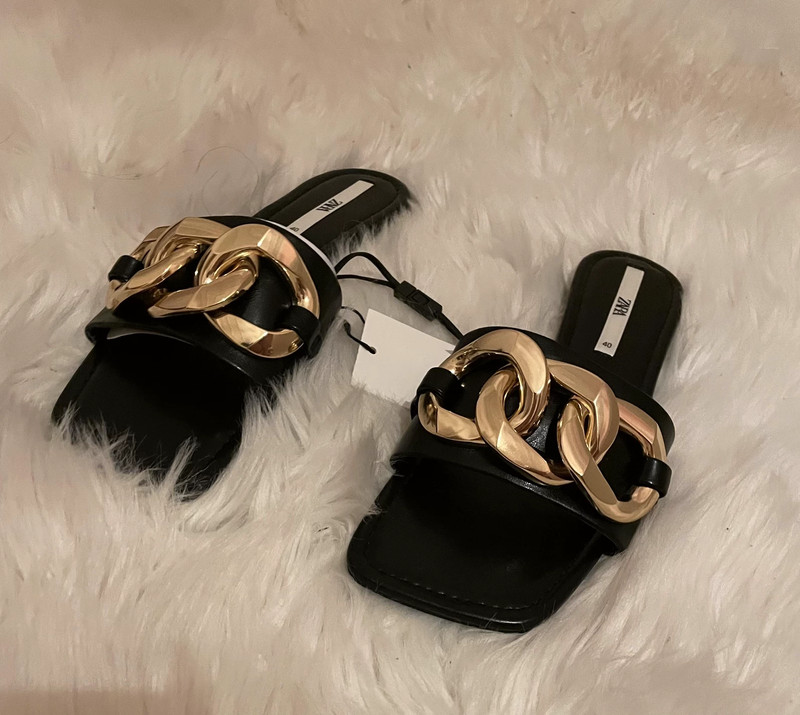 Schwarze Sandalen mit goldener Schnalle, Zara
