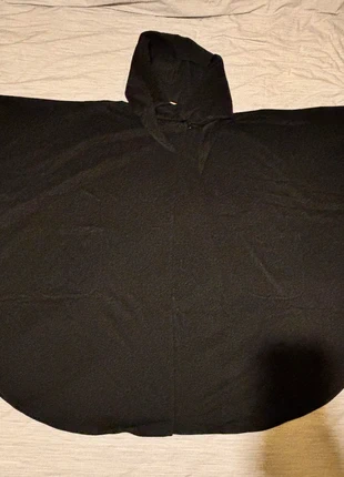 Cape schwarz mit Kapuze, marke: jimmy hourihan, zustand: Neu, größe: Einheitsgröße, 110,00 €, 116,20 € inklusive Vinted-Käuferschutz