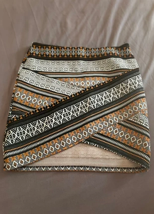 gonna con fantasie geometriche, brand: Bershka, condizioni: Ottime, taglia: M / IT 42 / EU 38, €3.00, €3.85 include la Protezione acquisti