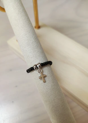 bague fantaisie fine en perles avec breloque croix, bague breloque, marke: Fantaisie, zustand: Neu, größe: Größenverstellbar, 3,50 €, 4,38 € inklusive Vinted-Käuferschutz