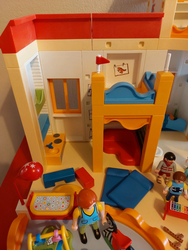 ② Playmobil 5567 Garderie et playmobil 5570 Crèche avec bébés