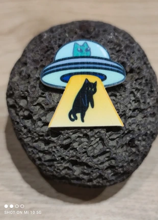 Pin's Le Chat et l'OVNI, brand: Le Chat, condition: Very good, €3.50, €4.38 includes Buyer Protection