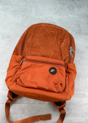 Sac à dos Nike en velours couleur orange style sportswear, marque: Nike, état: Très bon état, 35,00 €, 37,45 € Protection acheteurs incluse