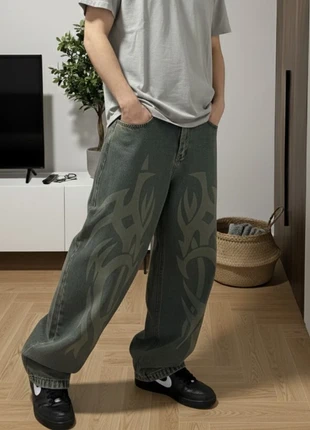 Jean large gris foncé à motif tribal imprimé – Taille M, marca: RebelCore Studio, estado: Muy bueno, tamaño: M, 57,90 €, 61,50 € Protección al comprador Pro incluida