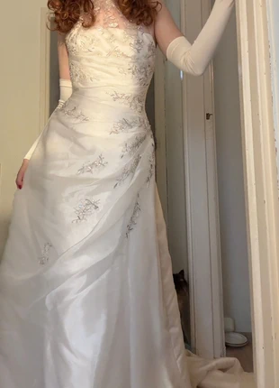 Elegant Ivory Wedding Dress with Floral Embroidery, merk: Pronovias, staat: Heel goed, maat: M / 38 / 10, € 120,00, € 126,70 inclusief Kopersbescherming