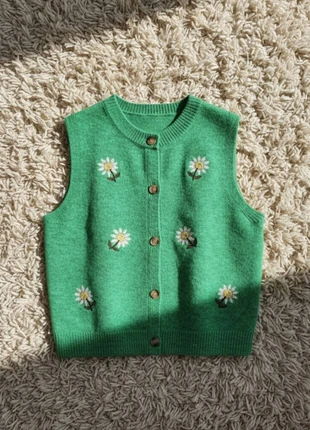 Gilet sans manches vert à fleurs brodées – style printanier, brand: GlossDrop, condition: Very good, size: S / 36 / 8, €37.99, €40.59 includes Buyer Protection