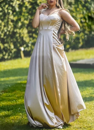 Vestido longo cetim champanhe dourado – estilo princesa, usado 1x, estado: Novo com etiquetas, tamanho: Tamanho único, €30.00, €32.20 inclui Proteção do Comprador