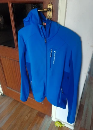 Prachtig wandel jasje/vest met capuchon en drie zakken met rits, merk: Peak Performance, staat: Heel goed, maat: M, € 17,00, € 18,55 inclusief Kopersbescherming