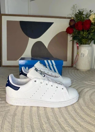 Adidas Stan Smith Femme Baskets blanches classiques (taille 36,5 / 37) Cuir blanc & bleu marine, merk: adidas, staat: Nieuw met prijskaartje, maat: 36.5, € 59,99, € 63,69 inclusief Kopersbescherming