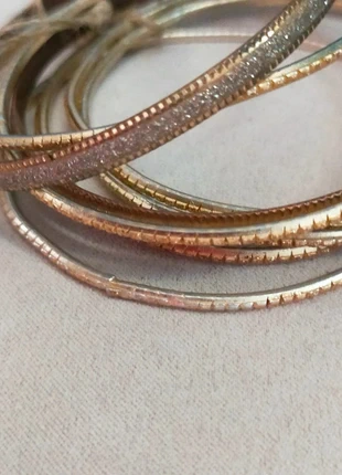 Lot de 10 bracelets fins dorés et argentés – effet texturé, brand: Vintage, condizioni: Buone, €5.00, €5.95 include la Protezione acquisti Pro