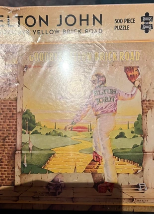 Puzzel Elton John. Goodbye Yellow brick road, merk: rock saws, staat: Als nieuw, € 7,99, € 9,09 inclusief Kopersbescherming