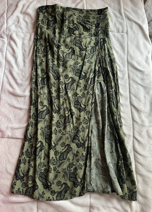 Jupe mi-longue motif avec fente, marque: Stradivarius, état: Satisfaisant, taille: M / 38 / 10, 3,00 €, 3,85 € Protection acheteurs incluse