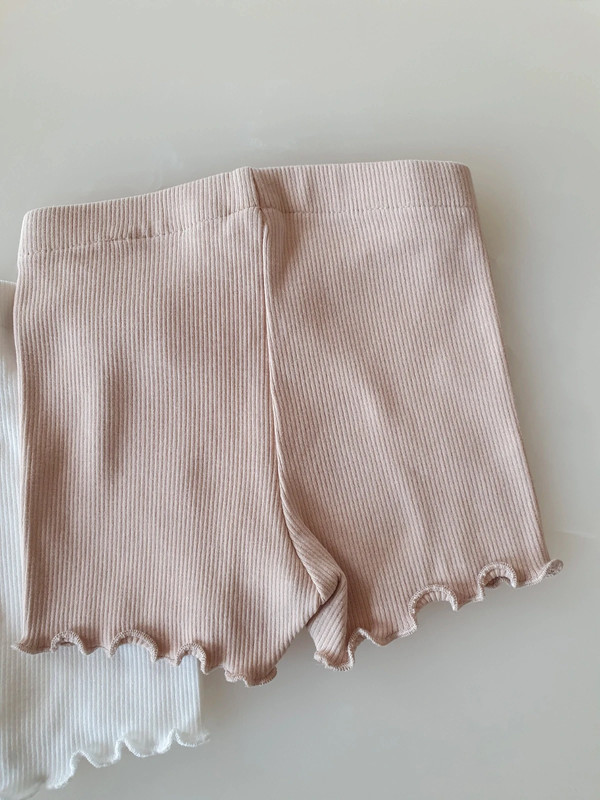 2 shorts H&M nude et blanc neuf taille 4-6mois 5