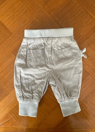 Pantalon gris avec poches avant, merk: Kitchoun, staat: Heel goed, maat: 1-3 maanden / 56 cm, € 1,50, € 2,28 inclusief Kopersbescherming