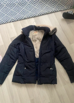 Doudoune Levi’s bleu marine, marke: Levi Strauss & Co., zustand: Neu, größe: XXS / 32 / 4, 50,00 €, 53,20 € inklusive Vinted-Käuferschutz