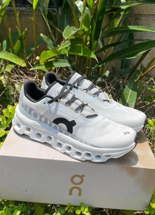 Brand new on running. cloudmonster white, merk: On, staat: Nieuw zonder prijskaartje, maat: 43, € 80,00, € 84,70 inclusief Kopersbescherming