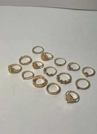 Set of 15 rings never used, marke: Set, zustand: Sehr gut, größe: Größenverstellbar, 15,00 €, 16,45 € inklusive Vinted-Käuferschutz