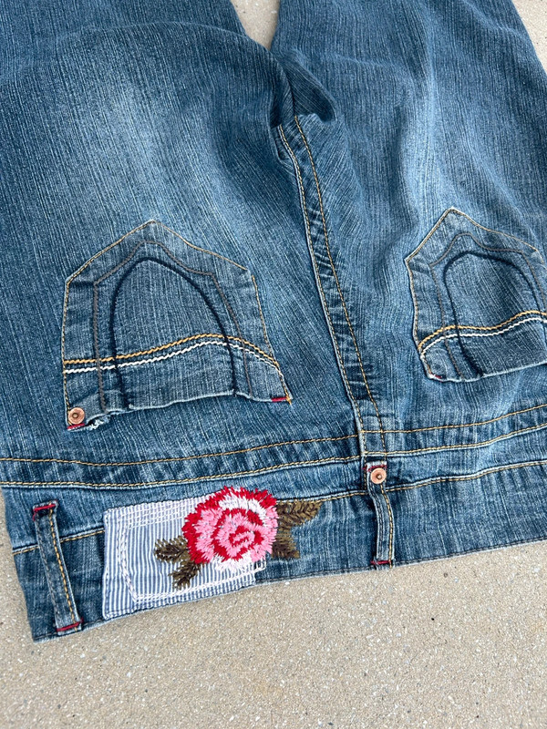 Blue Epic size 6 Vintage Rose Stitched Denim jeans 4