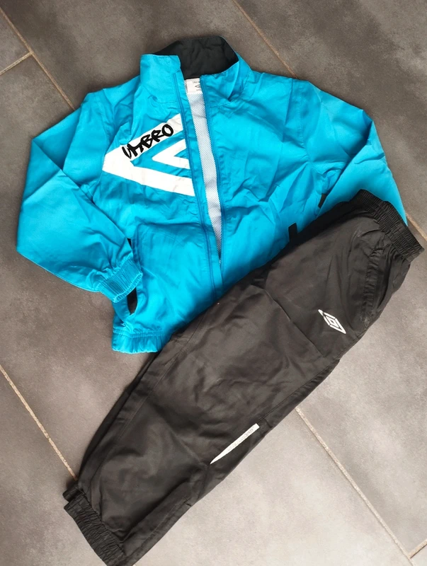 Survêtement umbro t. 5 ans