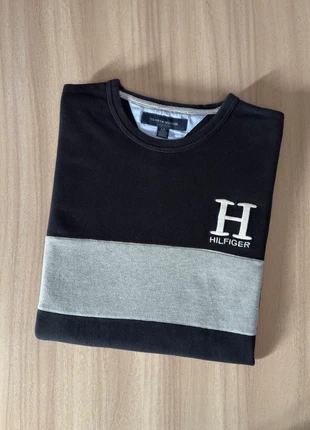 T-shirt Tommy Hilfiger noir avec bande grise & logo manche – Taille L, brand: Tommy Hilfiger, condizioni: Ottime, taglia: L, €14.90, €16.35 include la Protezione acquisti Pro