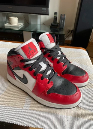 Air Jordan 1 Mid Chicago Black Toe taille 37,5, merk: Jordan, staat: Nieuw zonder prijskaartje, maat: 37.5, € 250,00, € 263,20 inclusief Kopersbescherming
