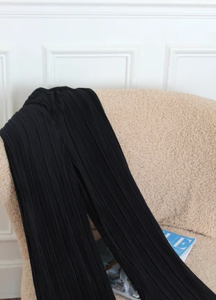 Pantalon d’été fluide effet satiné et plissé noir évasé en bas H&M Taille XS, marque: H&M, état: Très bon état, taille: XS / 34 / 6, 6,00 €, 7,00 € Protection acheteurs incluse