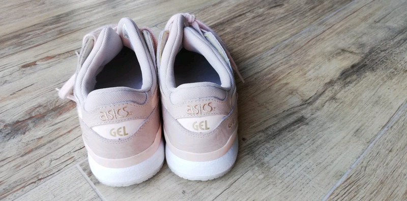 Basket asics rose poudre