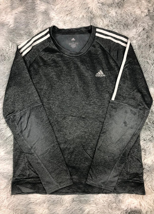 T-shirt à manches longues gris Adidas taille L bon état, marque: adidas, état: Très bon état, taille: L, 23,00 €, 24,85 € Protection acheteurs incluse