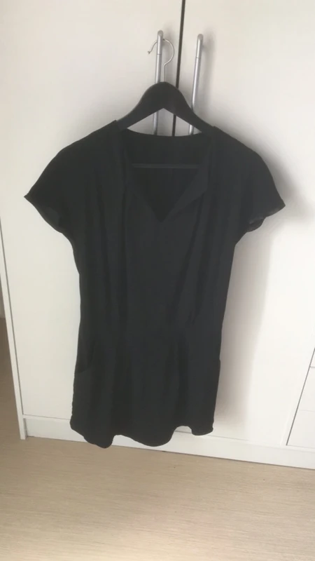 Robe noire col V