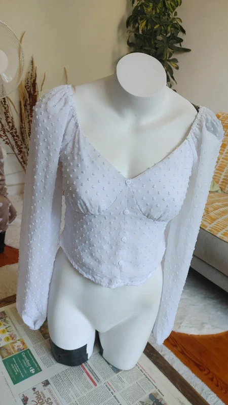 Blouse blanche à pois texturé manche légèrement bouffante décolleté - photo numéro 2