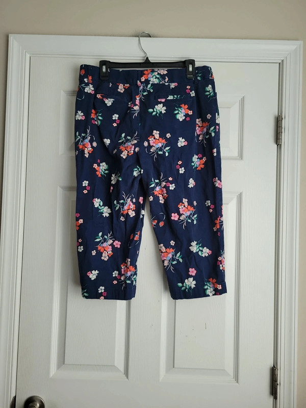 St. John’s Bay Floral Capri Pants 5