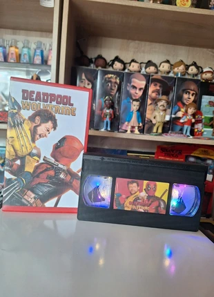 Lumière VHS Fait Main Deadpool vs Wolverine Neuf, merk: Deadpool, staat: Heel goed, € 8,00, € 9,10 inclusief Kopersbescherming