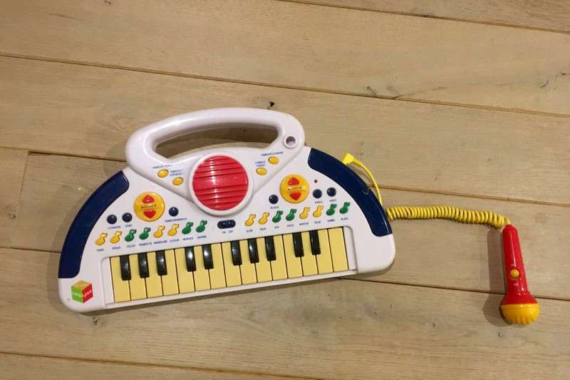 Piano électronique enfant et son micro