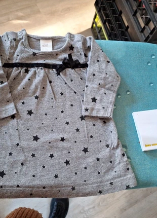 H&m jurkje sterren, marca: H&M, estado: Bom, tamanho: 3-6 meses / 62 cm, €1.50, €2.28 inclui Proteção do Comprador
