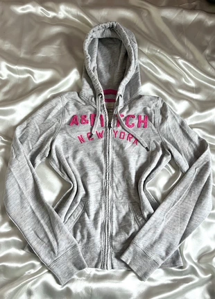 Sweat à capuche gris à broderie Abercombie et Fitch - y2k 2000s, brand: Abercrombie & Fitch, condition: Very good, size: S / 36 / 8, €24.00, €25.90 includes Buyer Protection Pro