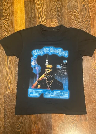 Maglietta Graphic-Tee Pop smoke, brand: Graphic Tee, condizioni: Ottime, taglia: XS, €7.68, €8.76 include la Protezione acquisti