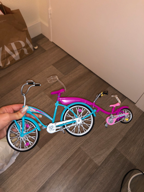 Barbie vélo avec enfant
