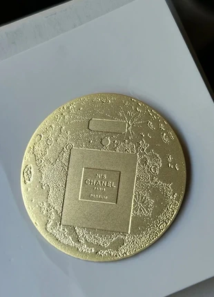 Chanel N°5 Goldene Mond Brosche – Exklusives Sammlerstück, marke: Chanel, zustand: Neu, mit Etikett, 39,00 €, 41,65 € inklusive Vinted-Käuferschutz