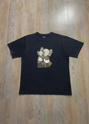 T-shirt Graphique KAWS x Uniqlo | Taille L | Noir, brand: Uniqlo, condition: Very good, size: L, €17.00, €18.55 includes Buyer Protection