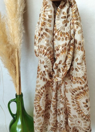 Foulard beige et doré, merk: Boutique Parisienne, staat: Heel goed, € 10,00, € 11,20 inclusief Kopersbescherming Pro