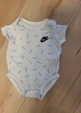 Nike Body, marque: Nike, état: Très bon état, taille: 1-3 mois / 56 cm, 5,00 €, 5,95 € Protection acheteurs incluse