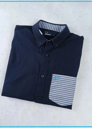 Chemise Fred Perry manches courtes - Logo brodé - Marine et rayures au dos - Taille S, marque: Fred Perry, état: Très bon état, taille: S, 16,00 €, 17,50 € Protection acheteurs (Pro) incluse