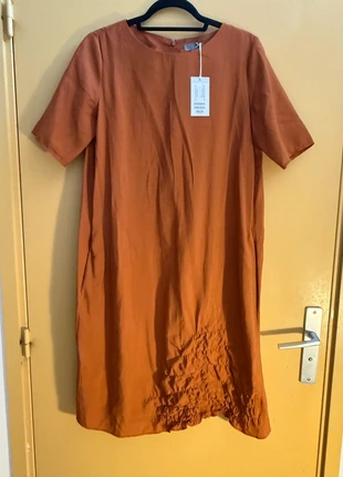 Robe COS en coton cuivre – neuve avec étiquette (taille 38), merk: COS, staat: Nieuw met prijskaartje, maat: M / 38 / 10, € 38,00, € 40,60 inclusief Kopersbescherming