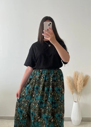 Jupe longue fendue motifs vert bleu noir S/M, marke: Boutique Parisienne, zustand: Sehr gut, größe: S / 36 / 8, 32,00 €, 34,30 € beinhaltet Vinted-Käuferschutz Pro