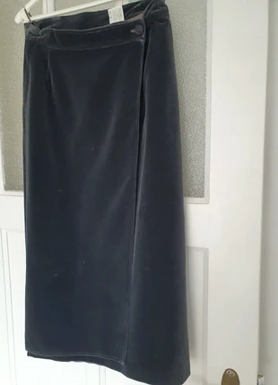 Parelgrijze fluwelen rechte rok van l'Estelle d'Ore, merk: L’estelle d’ore, staat: Nieuw zonder prijskaartje, maat: L / 40 / 12, € 30,00, € 32,20 inclusief Kopersbescherming