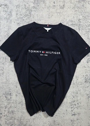 👕 T-shirt Tommy Hilfiger Femme Noir M Logo Imprimé 1985, merk: Tommy Hilfiger, staat: Heel goed, maat: M / 38 / 10, € 24,99, € 26,94 inclusief Kopersbescherming Pro