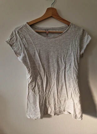 Weißgraues kurzärmeliges T-Shirt, marke: FB Sister, zustand: Sehr gut, größe: S / 36 / 8, 2,00 €, 2,30 € inklusive Vinted-Käuferschutz