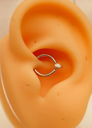 Bijou piercing anneau clicker septum en acier inoxydable avec zircon clair, daith, helix, nasal, marque: Eternal, état: Très bon état, 20,00 €, 21,70 € Protection acheteurs incluse