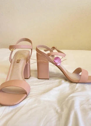 Nieuwe Hakken , marque: Shein, état: Neuf avec étiquette, taille: 38, 10,00 €, 11,20 € Protection acheteurs incluse