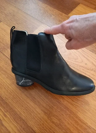 Boots Issey Miyake talons: 5 cm, merk: Pleats Please Issey Miyake, staat: Heel goed, maat: 41, € 70,00, € 74,20 inclusief Kopersbescherming